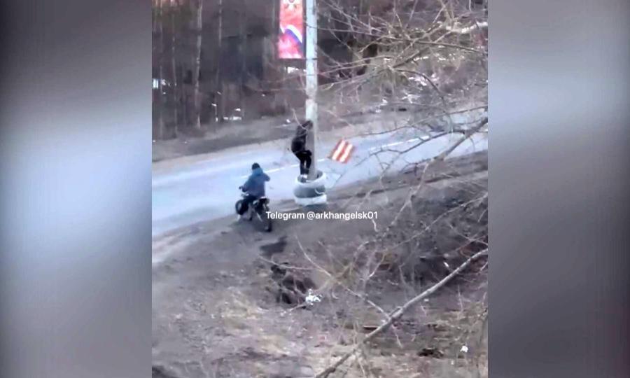 В округе Варавино-Фактория в Архангельске группа подростков сорвала с опор праздничные флаги