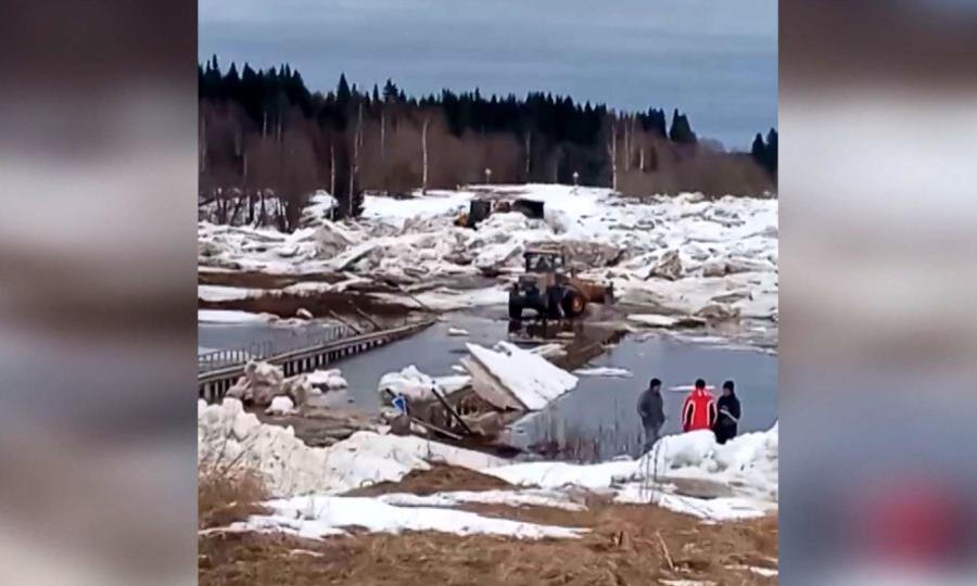 У деревни Леуново Холмогорского округа тракторы-погрузчики помогают бороться с последствиями ледохода