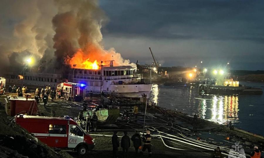 Пожар на пассажирском теплоходе «М. В. Ломоносов» удалось потушить только утром