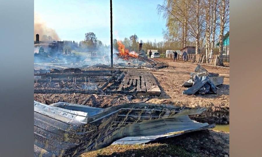 Крупный пожар в Красноборском округе полностью уничтожил двухквартирный жилой дом