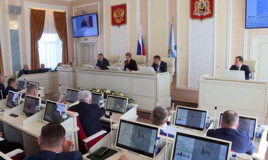 На сессии регионального парламента внесены поправки в Устав Архангельской области
