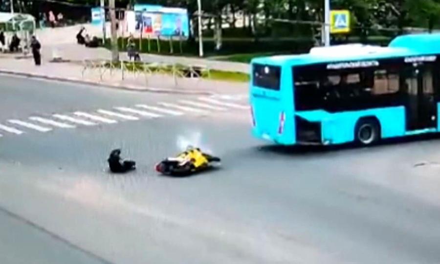 Авария с участием автобуса и мотоцикла произошла в Архангельске в минувшие выходные