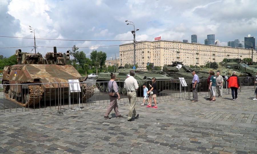 На Поклонной горе в Москве продолжается выставка трофейного вооружения и техники, захваченной российскими военными в зоне СВО