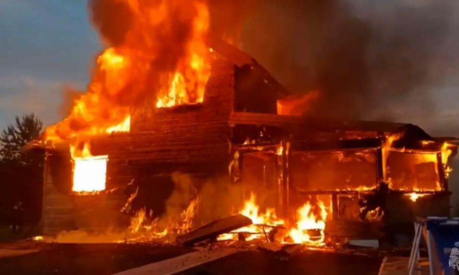 В Каргополе ночной пожар в частном доме унес жизни двух человек — брата и сестры