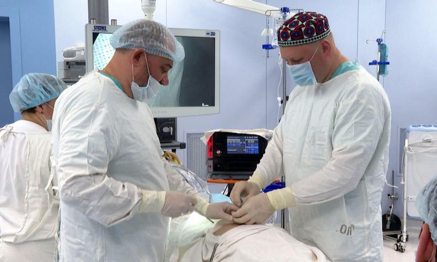 Ведущие хирурги России провели сложные операции в детской областной больнице