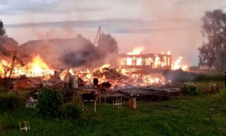 Сегодня ночью в Приморском округе на Княжестрове в деревне Старое Стражково горели 3 частных дома