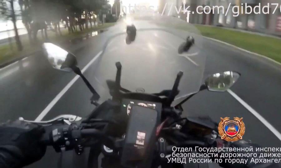 Госавтоинспекция опубликовала кадры столкновения мотоцикла и отечественной легковушки