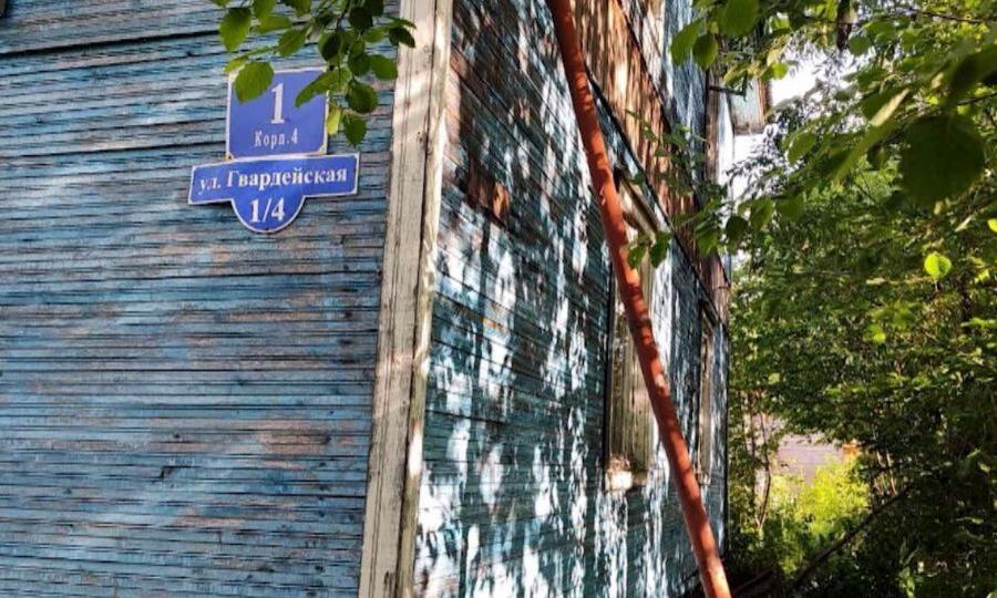По факту халатности и схода со свай жилого деревянного дома в Архангельске возбуждено уголовное дело