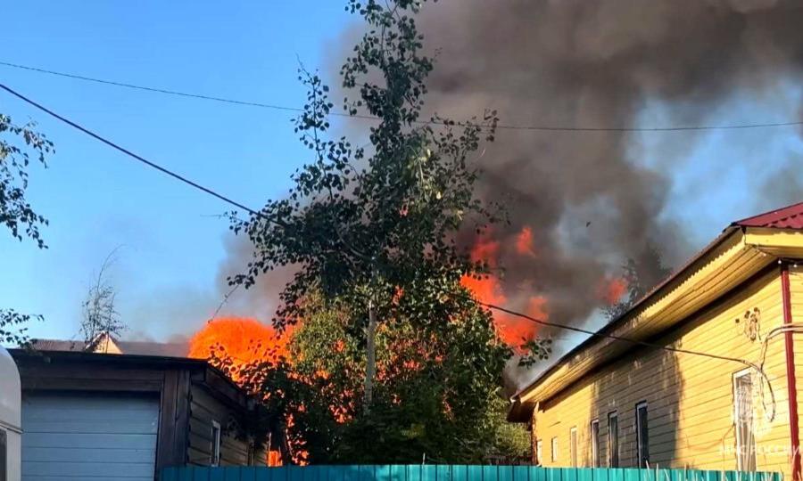 В Соломбале пожарные отстояли от огня два жилых дома