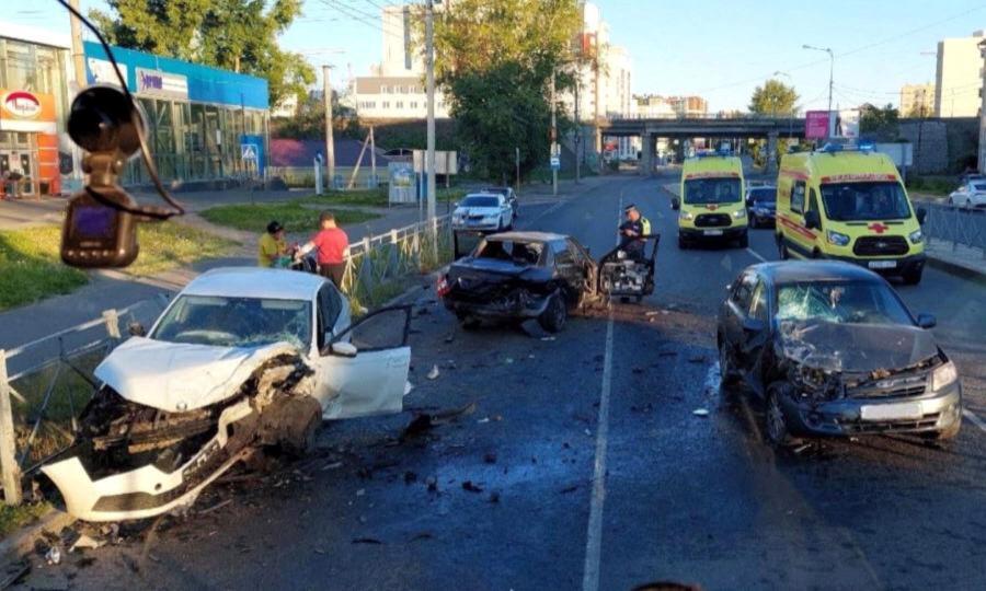 На Ленинградском проспекте в Архангельске произошло ДТП с участием трёх автомобилей
