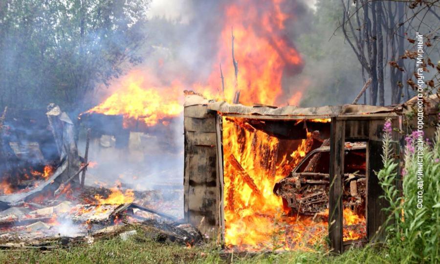 Более 10 гаражей повреждены огнём в Мирном