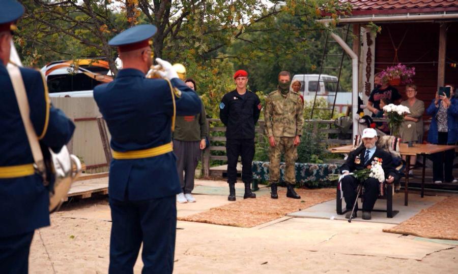 Патриотический десант Поморья помогает ветеранам